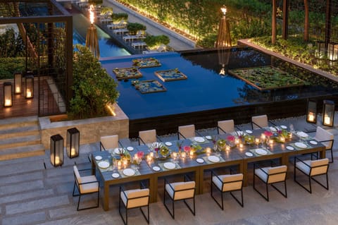 3 restaurants; breakfast, lunch, and dinner served