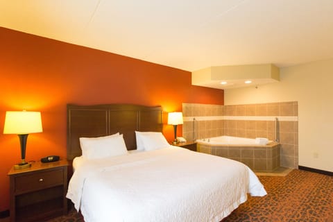 Room, 1 King Bed, Non Smoking, Jetted Tub | Premium bedding, pillowtop beds, in-room safe, desk