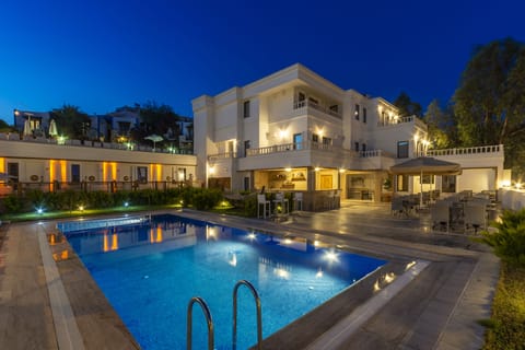 Outdoor pool, sun loungers