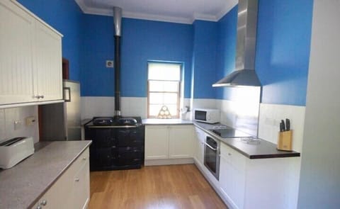 Cottage | Private kitchen | Full-size fridge, microwave, oven, stovetop