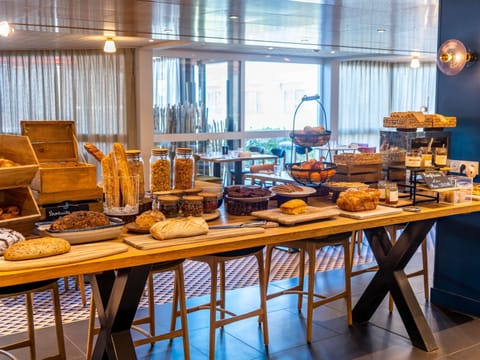 Daily continental breakfast (EUR 19 per person)