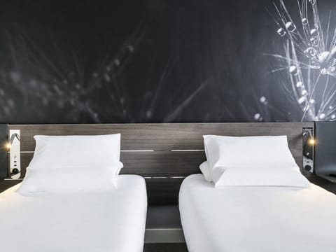 Classic Room, 2 Twin Beds | Premium bedding, minibar, in-room safe, desk