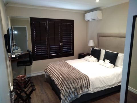 1 bedroom, Egyptian cotton sheets, premium bedding, down comforters