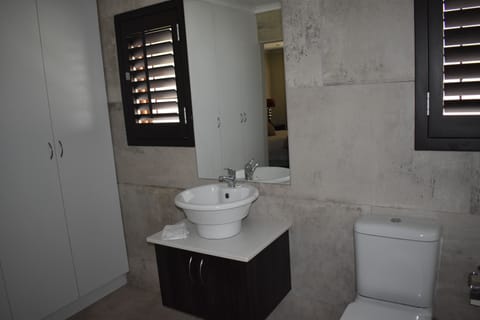 Deluxe Double or Twin Room, 1 King Bed, Accessible, Garden View | Bathroom | Free toiletries, hair dryer, bathrobes, slippers