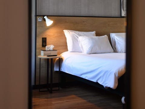 Standard Room, 1 Double Bed | In-room safe, desk, soundproofing, iron/ironing board