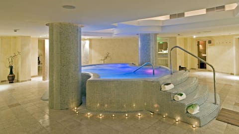 Indoor spa tub