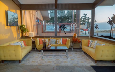 Lobby lounge