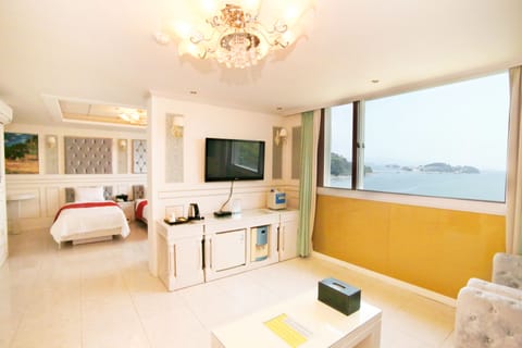 Suite | Living area | 40-inch flat-screen TV with cable channels, TV