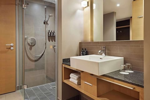 Junior Suite | Bathroom | Shower, hair dryer, towels, soap