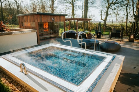 Couples treatment rooms, sauna, hot tub, steam room, body treatments