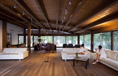Lobby lounge