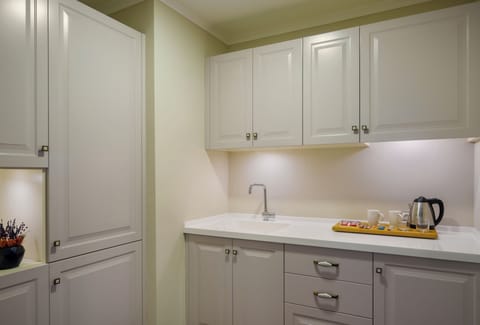 King Suite Sea View | Premium bedding, minibar, in-room safe, desk