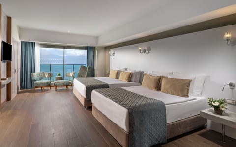 King Suite Sea View | Premium bedding, minibar, in-room safe, desk