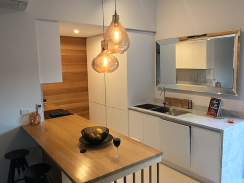 Executive House, 3 Bedrooms, Non Smoking | Private kitchen | Fridge, microwave, oven, stovetop