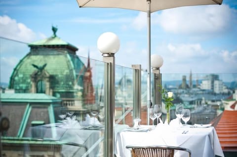 2 restaurants; breakfast, lunch, dinner, and brunch served