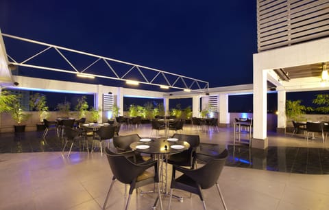 2 restaurants; breakfast, lunch, dinner, and brunch served