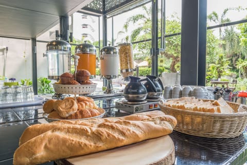 Daily buffet breakfast for a fee