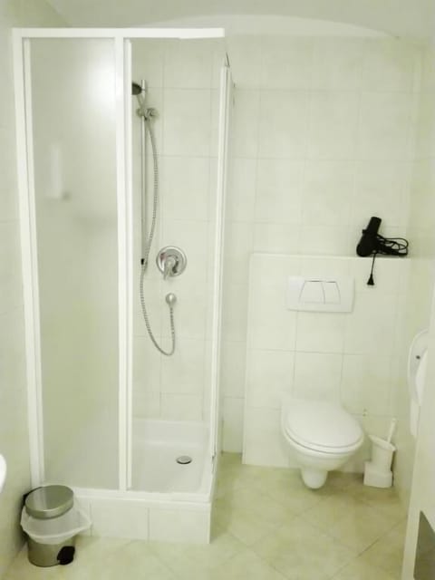 City Room, 2 Bedrooms, Non Smoking (no kitchen) | Bathroom | Shower, hair dryer, towels