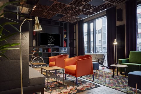 Serves breakfast and dinner