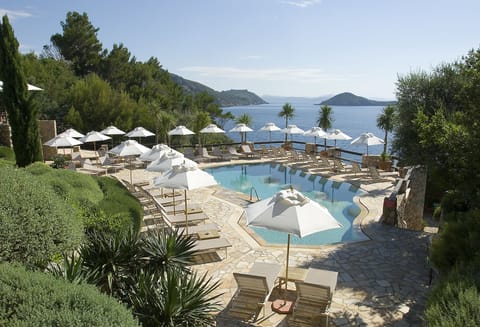Seasonal outdoor pool, pool umbrellas, sun loungers