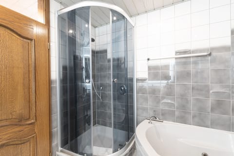 Comfort Condo (incl. Cleaning Fee 30€) | Bathroom | Shower, free toiletries, hair dryer, towels