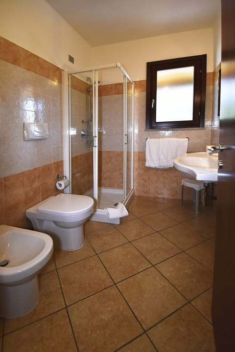 Classic Double Room, Tower | Bathroom | Shower, rainfall showerhead, free toiletries, hair dryer