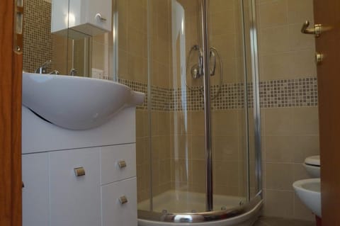 Shower, rainfall showerhead, free toiletries, bidet