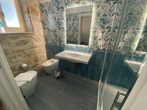 Minibar, free WiFi, bed sheets