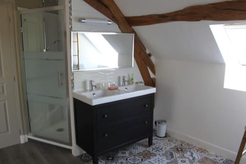 Family Suite (Chantecler) | Bathroom amenities | Shower, rainfall showerhead, towels