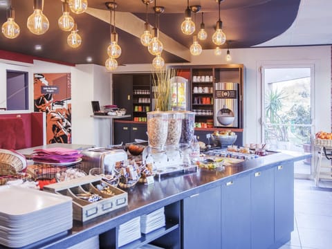 Free daily buffet breakfast