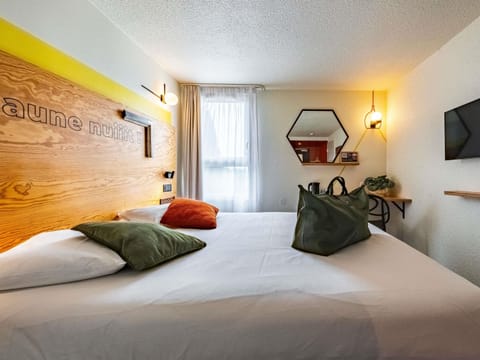 Room, 1 Double Bed (Pop) | Desk, blackout drapes, soundproofing, free WiFi