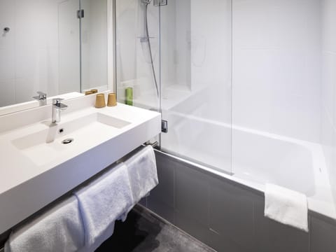 Family Room, 2 Double Beds | Desk, blackout drapes, soundproofing, free WiFi