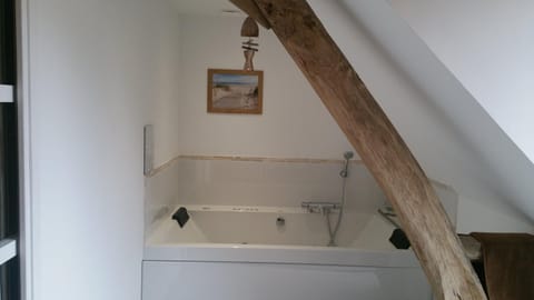 Double Room, Jetted Tub (Balneo) | Bathroom | Shower, towels