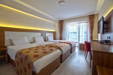 Business Triple Room | Minibar, in-room safe, desk, blackout drapes