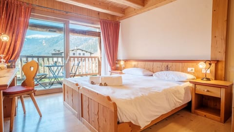 Double Room With Balcony | Minibar, in-room safe, desk, free WiFi