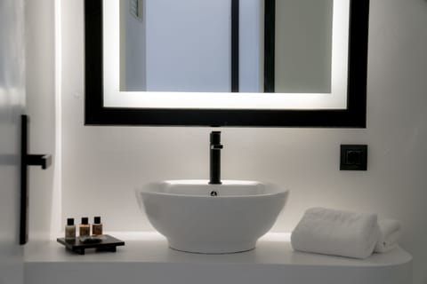 Elite Double Room, 1 King Bed, Non Smoking | Bathroom amenities | Shower, rainfall showerhead, free toiletries, hair dryer