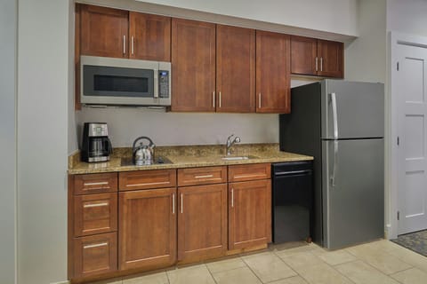 Full-size fridge, microwave, stovetop, dishwasher