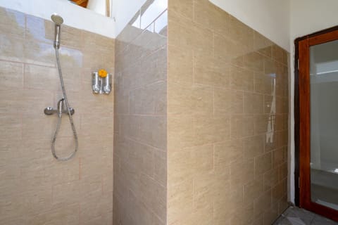 Shower, free toiletries, bidet, towels