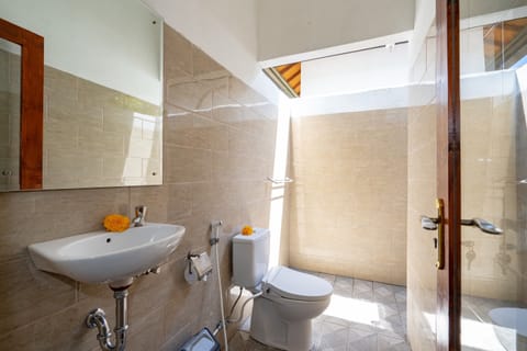 Shower, free toiletries, bidet, towels