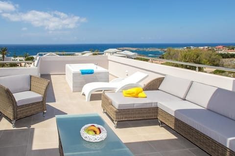 Suite, Hot Tub, Sea View | Jetted tub