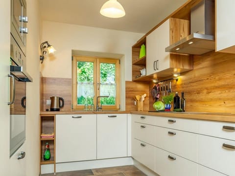 Chalet | Private kitchen | Fridge, microwave, oven, stovetop