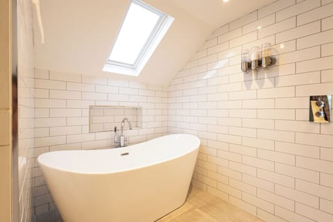 Family Apartment | Bathroom | Free toiletries, hair dryer, bathrobes, towels