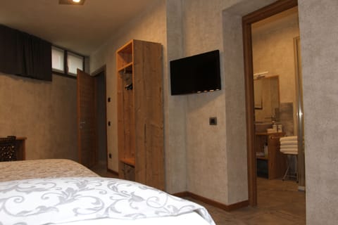 Family Suite, 2 Bedrooms, Private Bathroom | Bathroom | Shower, rainfall showerhead, free toiletries, hair dryer