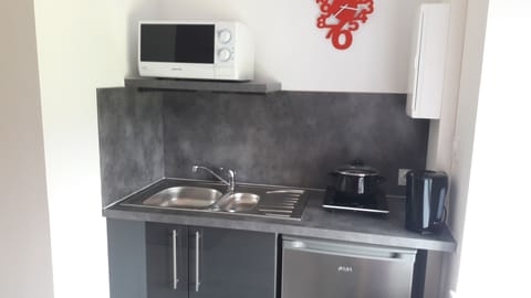 Full-size fridge, microwave, stovetop, coffee/tea maker