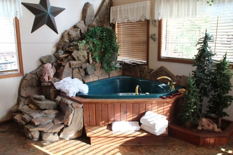The Love Nest #8 (Indoor 5x5 Jetted Tub,  Gas Fireplace, King Bed | Jetted tub