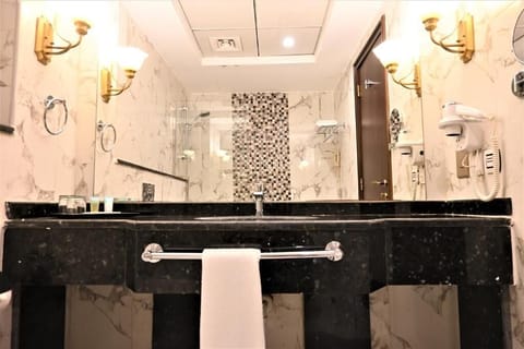 Deluxe Double Room | Bathroom | Slippers, towels