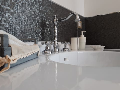 Comfort Double Room, City View | Bathroom | Shower, rainfall showerhead, free toiletries, hair dryer