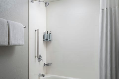 Combined shower/tub, free toiletries, hair dryer, towels