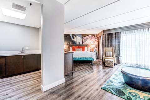Suite, 1 King Bed | Hypo-allergenic bedding available, desk, laptop workspace