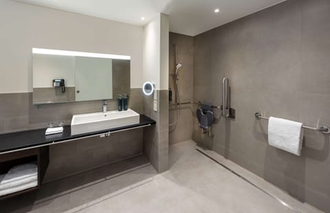 King Junior Suite Rhine Wing River View | Bathroom shower